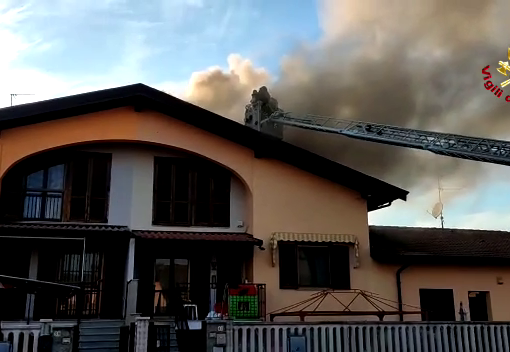 (VIDEO) Copiano: fiamme sul tetto di una casa, soccorsa una persona