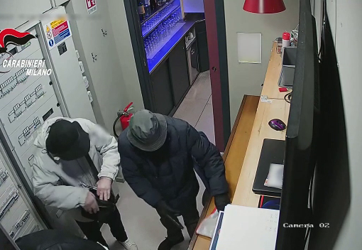 VIDEO. Solaro (MI): rapinavano la sala slot sognando una vacanza ai Caraibi, in manette due uomini