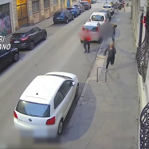 Milano: quattro rapine in mezz’ora, due giovani arrestati dai carabinieri. Le immagini