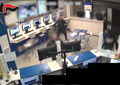 Rapinano una sala slot armati di pistola e martello: arrestate 4 persone nel Milanese