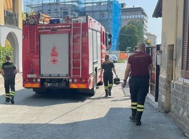 Bloccata in banca, donna delle pulizie liberata dai Vigili del Fuoco di Corbetta
