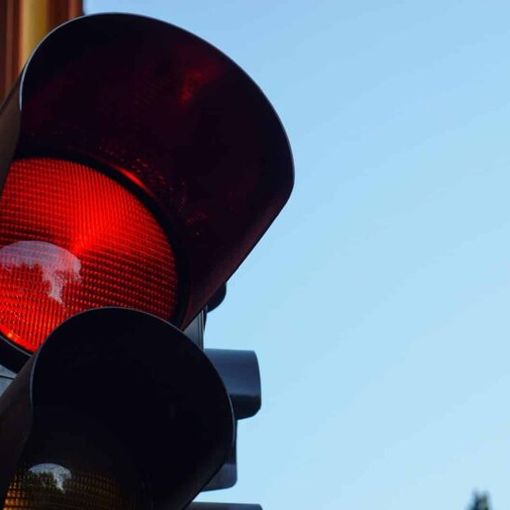 Trecate: il semaforo di Corso Roma sarà riparato in una decina di giorni