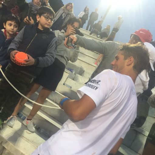 Filippo Baldi firma autografi dopo la splendida vittoria su Martin Klizan