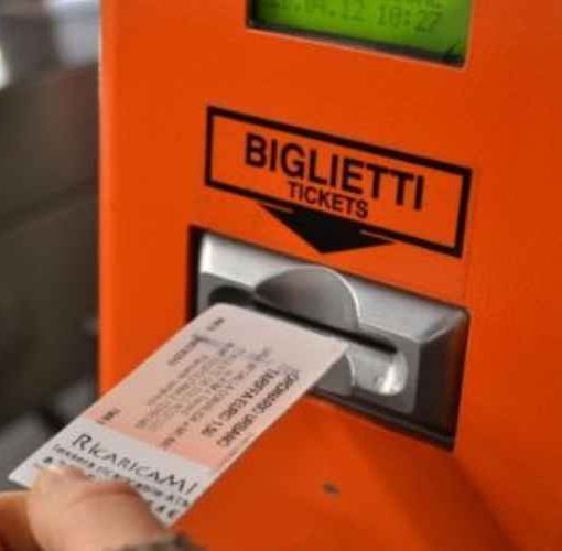 Pavia: caos all’autostazione, fila in biglietteria