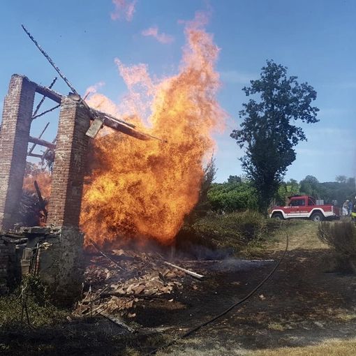 Oltrepò: fiamme in una cascina di Santa Maria della Versa, vigili del fuoco impegnati per alcune ore