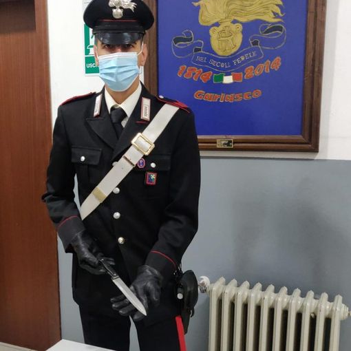 Garlasco: chiude in casa il vicino con catena e lucchetto e poi minaccia i carabinieri con un coltello, in manette un 36enne