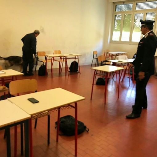 Pavia: trovato con 15 grammi di hashish a scuola, arrestato un 17enne
