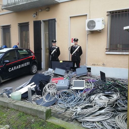 Robbio: fuggono con materiale rubato da un'azienda di informatica, denunciate tre persone