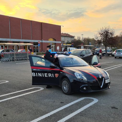 Voghera: tenta di rubare auricolari wireless all'Esselunga, denunciato un 28enne