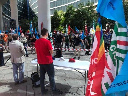 Cgil, Cisl e Uil lombarde ancora in piazza a Milano: «Ripensiamo al ruolo degli ospedali»