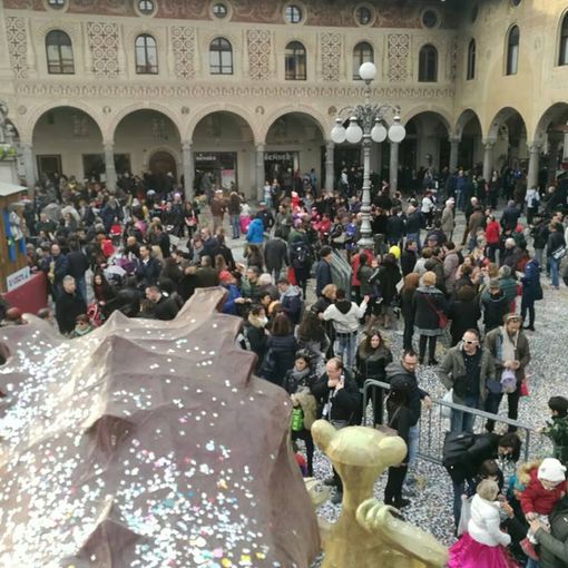 Aria di carnevale in città. La Piazza Ducale è pronta per la parata dei carri delle 14.30