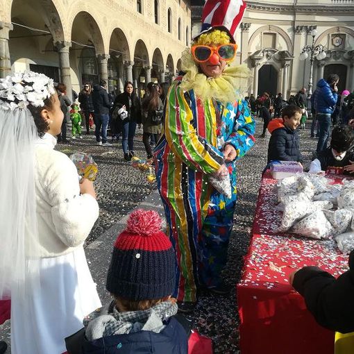 Carnevale in Piazza Ducale: in centinaia ad assistere alla parata dei carri allegorici e agli spettacoli sul palco
