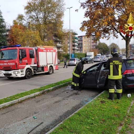 Pavia: scontro in via Montebello, una delle due auto coinvolte si ribalta