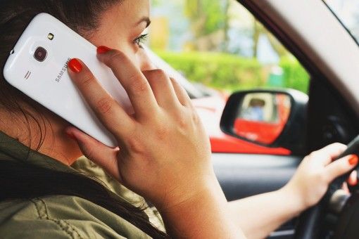 Codice della strada, via la patente (e mega multa) per chi usa il telefono alla guida