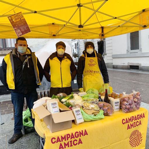 Vigevano, spesa sospesa: raccolti due quintali e mezzo di cibo al mercato di Campagna Amica