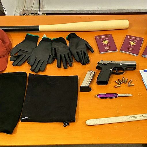 Casorate Primo: trovato in auto con una mazza da baseball e una pistola rubata, in manette un 30enne