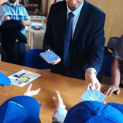 - FOTONOTIZIA - Vigevano: Il sindaco Sala consegna le &quot;patenti&quot; di guida alle scuole primarie della città