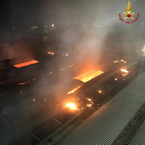 Pavese: incendio in un'azienda farmaceutica a Copiano, danni ingenti