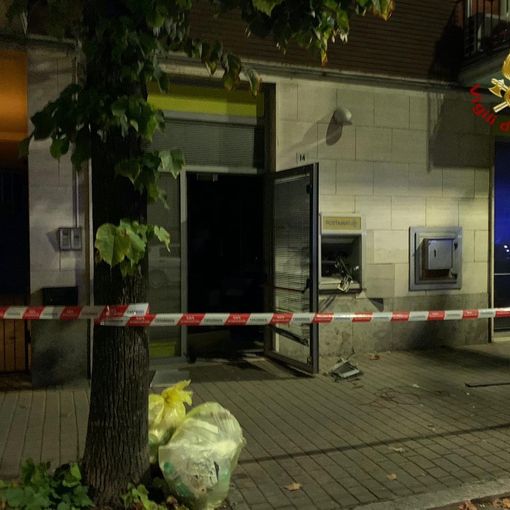 Boato nella notte a Robbio: ignoti fanno esplodere il Postamat, ingenti danni all'ufficio