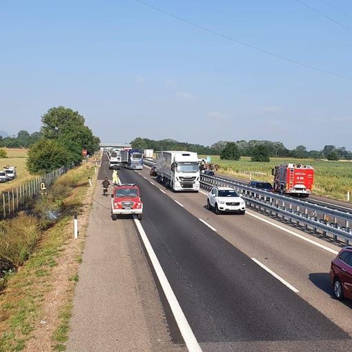 Broni: ultraleggero cade nei pressi dell'autostrada e trancia un cavo della corrente elettrica