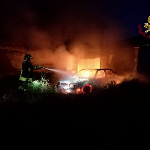 Pieve del Cairo: auto in fiamme alla frazione Gallia, intervengono i vigili del fuoco