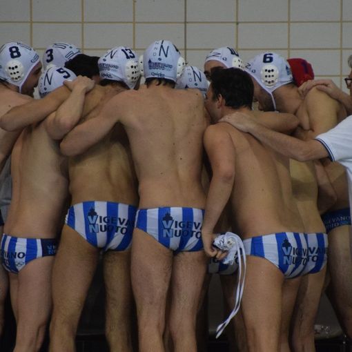 Pallanuoto Vigevano, lavori in corso in questa calda estate. Intanto arriva una maxi squalifica per De Crescenzo
