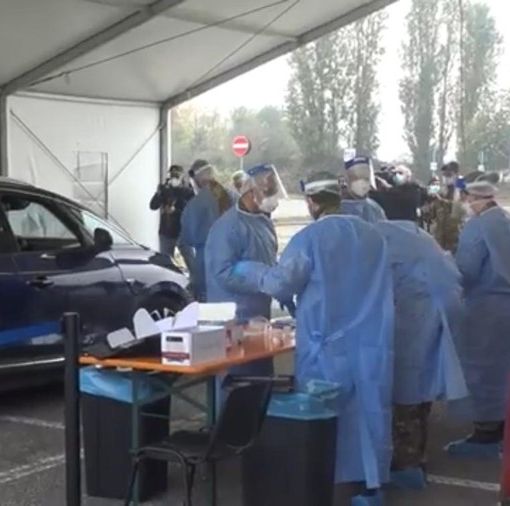 VIDEO. Aperto a Milano il più grande drive through d'Italia: 800 test al giorno senza prenotazione per studenti e personale scolastico