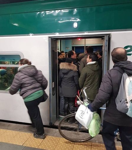 Pavia: si rompe il treno appena riattivato, centinaia di pendolari appiedati sulla Mortara–Milano