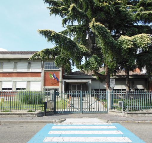 Illuninazione con lampade a led alla scuola media di Dorno