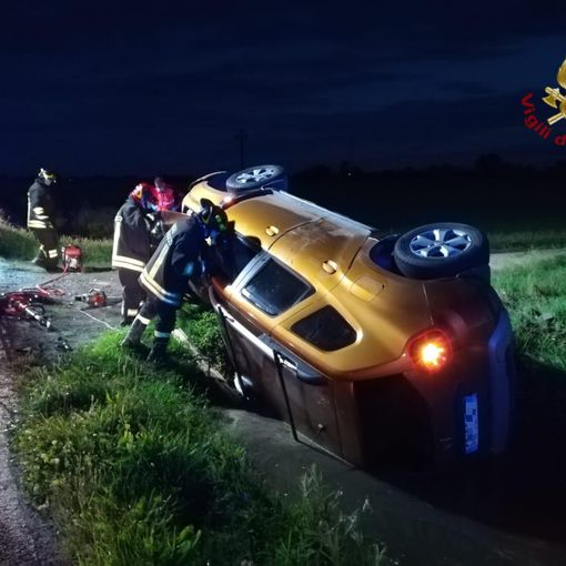 Castelnovetto: esce di strada e si ribalta in un fosso, lievemente ferito un 49enne
