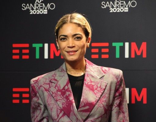 La &quot;ragazza di periferia&quot; Elodie a Sanremo con il pianista siriano che suonava in mezzo alle macerie