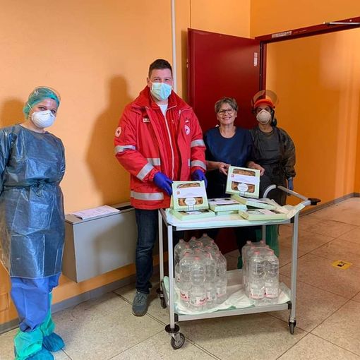 - FOTONOTIZIA- Vigevano: la Croce Rossa dona 360 litri di acqua ai reparti di Pronto Soccorso, Rianimazione e Pgs