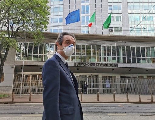 Fontana due ore in Procura a Bergamo. Qualche protesta all'esterno. Salvini: «Indegno. Lasciate lavorare i governatori»