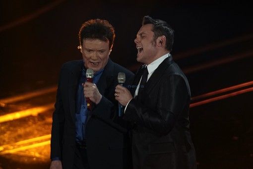 Massimo Ranieri e Tiziano Ferro fanno cantare tutto l'Ariston con &quot;Perdere l'amore&quot;