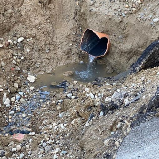Gambolò, in via Isella si procede con il rifacimento delle fognature. Già eseguito circa l’80% dell’intervento