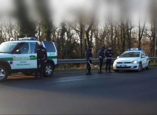 Trecate: forzano il posto di blocco. La Polizia locale li arresta