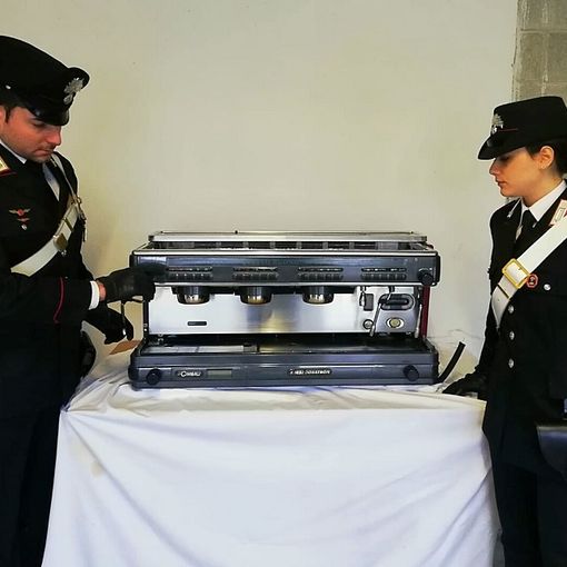 Pavese: ruba una macchinetta del caffè in un bar chiuso, nei guai un 40enne