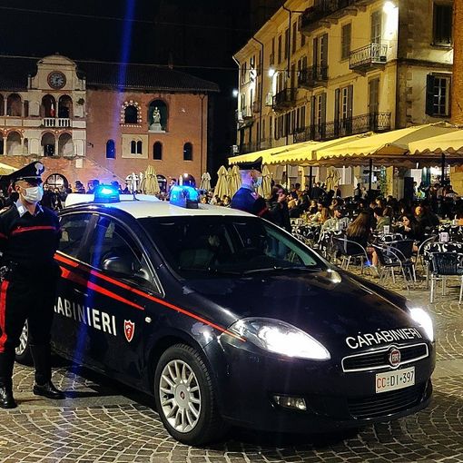 Pavia: richiama i ragazzi che fanno rumore in centro e viene malmenato, nei guai cinque giovani