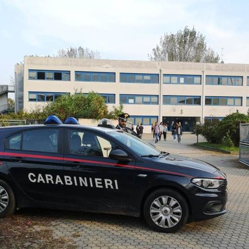 Mortara: blitz dei carabinieri all'istituto Omodeo: trovata droga in uno zaino