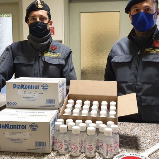 - (VIDEO) - Garlasco: rincari del 300% sul gel igienizzante, denunciato il titolare di una farmacia e materiale sequestrato dalla Guardia di Finanza