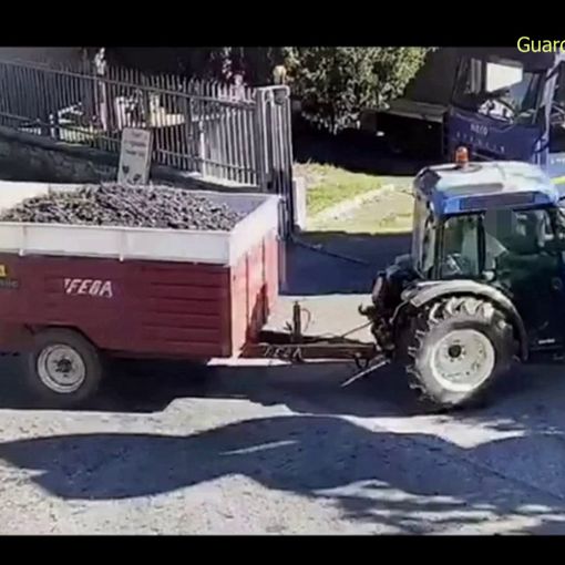 - (FOTO-VIDEO) - Vino DOC contraffatto, le immagini del blitz della Guardia di Finanza e Carabinieri a Canneto Pavese