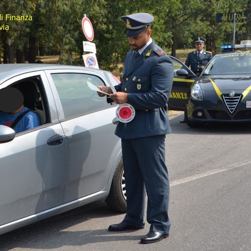 Si erano intestati 100 autovetture come prestanome, smascherati dalla Guardia di Finanza. Uno di loro percepiva il reddito di cittadinanza