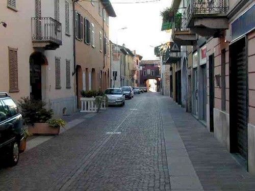 Gambolò, troppe buche dopo i lavori stradali: il sindaco ordina alle aziende di ripararle