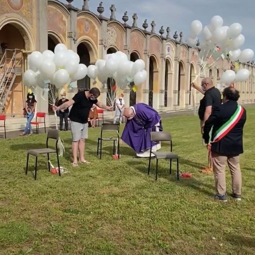 Gambolò, 69 palloncini bianchi prendono il volo in ricordo delle vittime del Covid-19