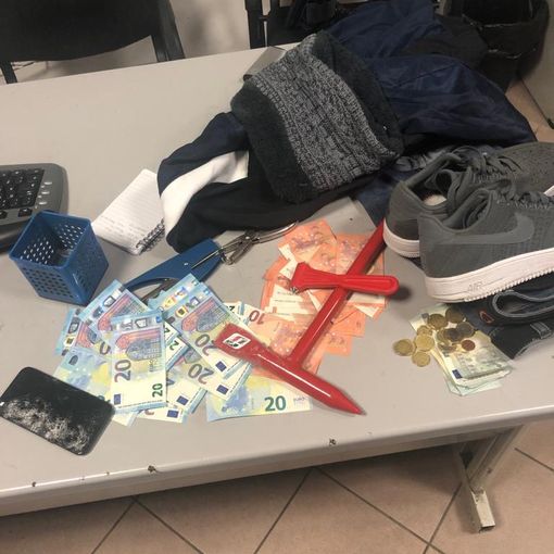Pavia: spaccata a colpi di ascia su tre vetrine, in manette un 19enne