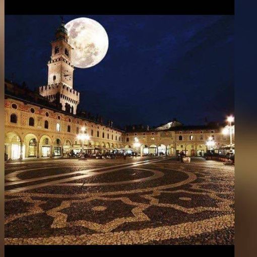 - FOTONOTIZIA - Vigevano: la Super Luna ha fatto &quot;visita&quot; a piazza Ducale