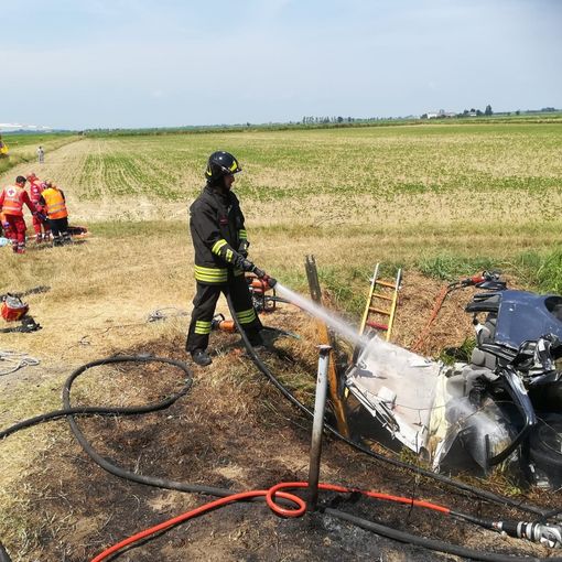 Mortara: finisce nel fosso con l'auto che si incendia, in gravi condizioni un 28enne