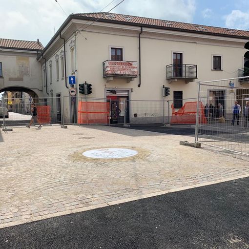 Gambolò, la sicurezza prevale sulle vecchie tradizioni. Rimosso il semaforo sospeso