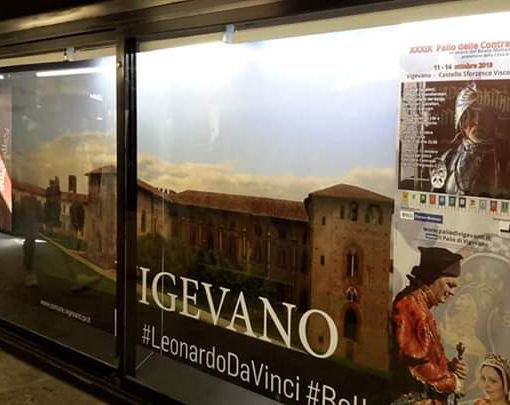 - FOTONOTIZIA - alla fermata della metropolitana Duomo di Milano, presenti due totem sulla prossima edizione del Palio delle Contrade