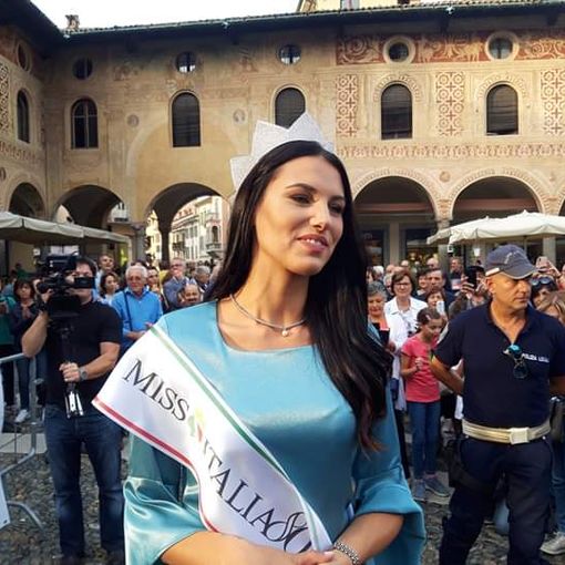 (FOTOGALLERY) Vigevano: bagno di folla in piazza Ducale per Carolina Stramare